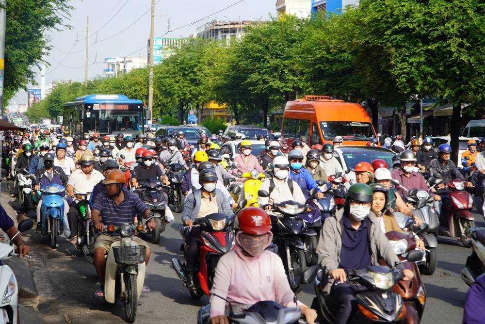 Since September 5, students across Ho Chi Minh City have officially returned to school, causing many roads in Ho Chi Minh City to become more crowded and bustling, especially in areas passing through schools where there is congestion.