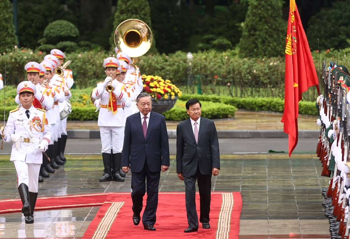 General Secretary and President To Lam and General Secretary and President of Laos inspect the guard of honor. Photo: Hai Nguyen