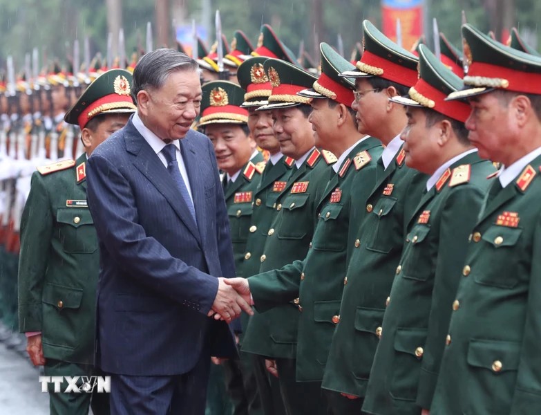 General Secretary and President To Lam with leaders of the Ministry of National Defense, the General Department of Politics and the General Department of Technology. Photo: Lam Khanh/VNA