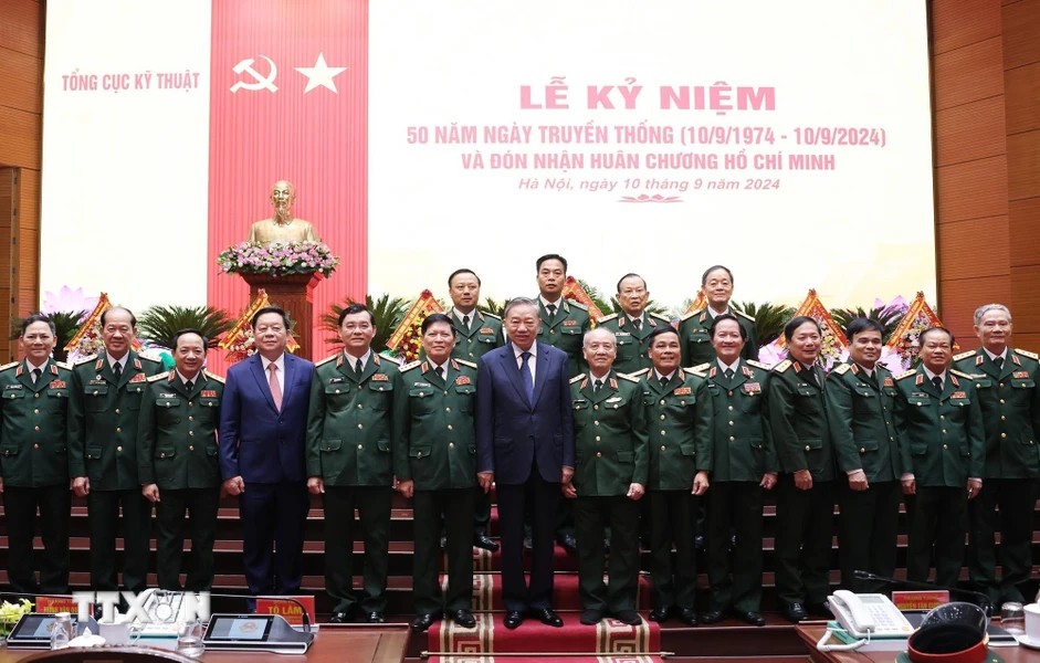 General Secretary and President To Lam takes a photo with delegates. Photo: Lam Khanh/VNA