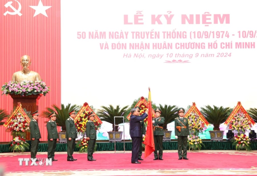 General Secretary and President To Lam pinned the Ho Chi Minh Order on the traditional flag of the General Department of Engineering, Ministry of National Defense. Photo: Lam Khanh/VNA