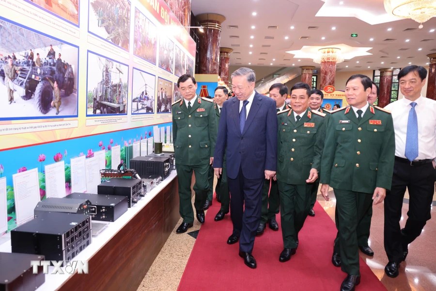 General Secretary and President To Lam and delegates visit the display of military equipment and technical equipment. Photo: Lam Khanh/VNA