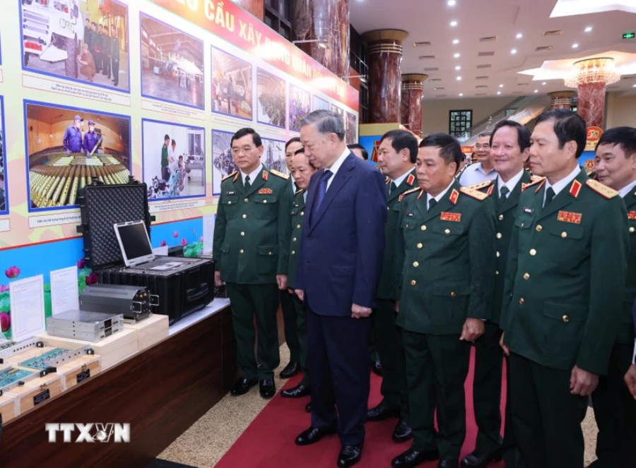 General Secretary and President To Lam and delegates visit the display of military equipment and technical equipment. Photo: Lam Khanh/VNA