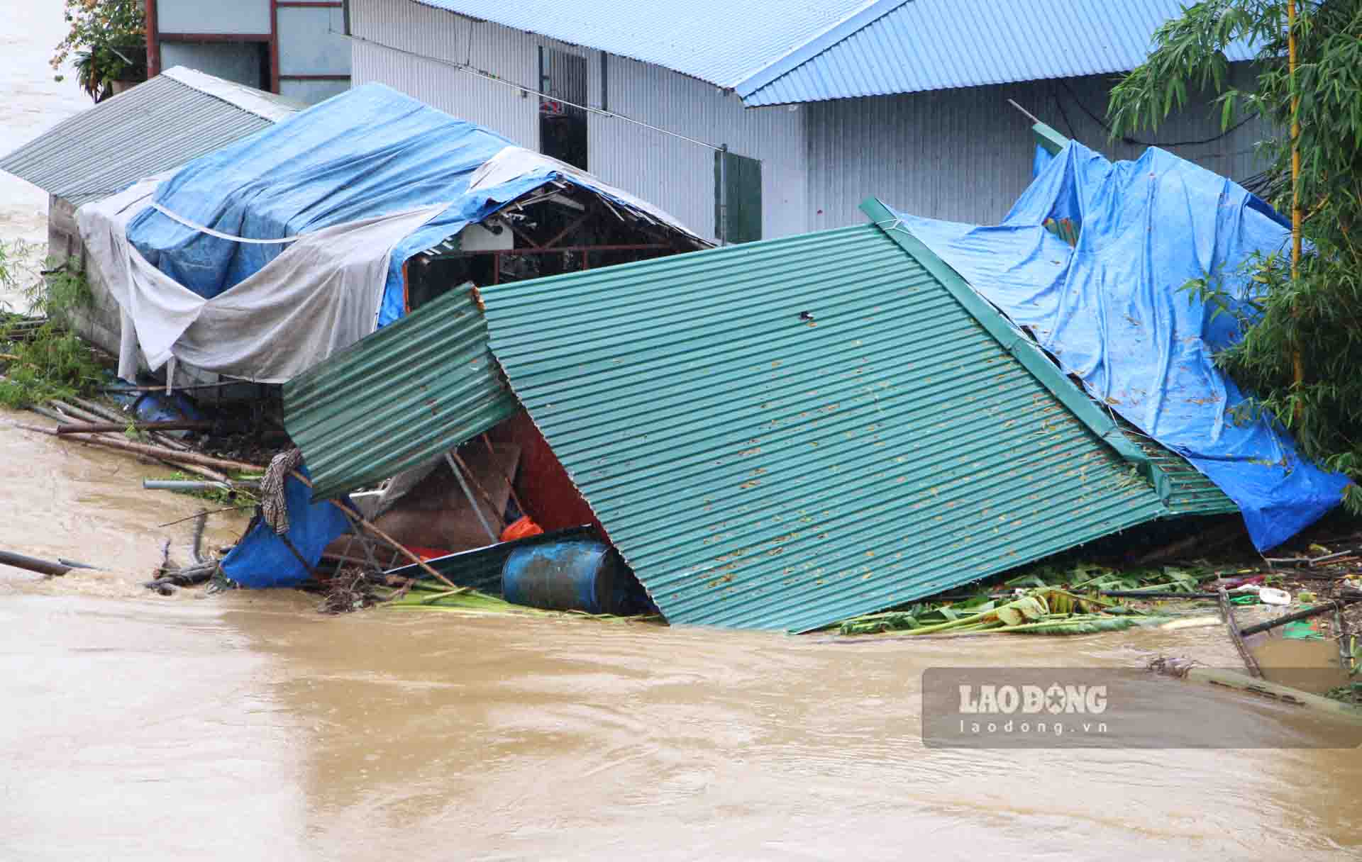 Many floating houses of people on both sides of the Lo River were swept away and damaged by floodwaters. Previously, the functional forces of Tuyen Quang City had moved people and property on floating houses to safety.