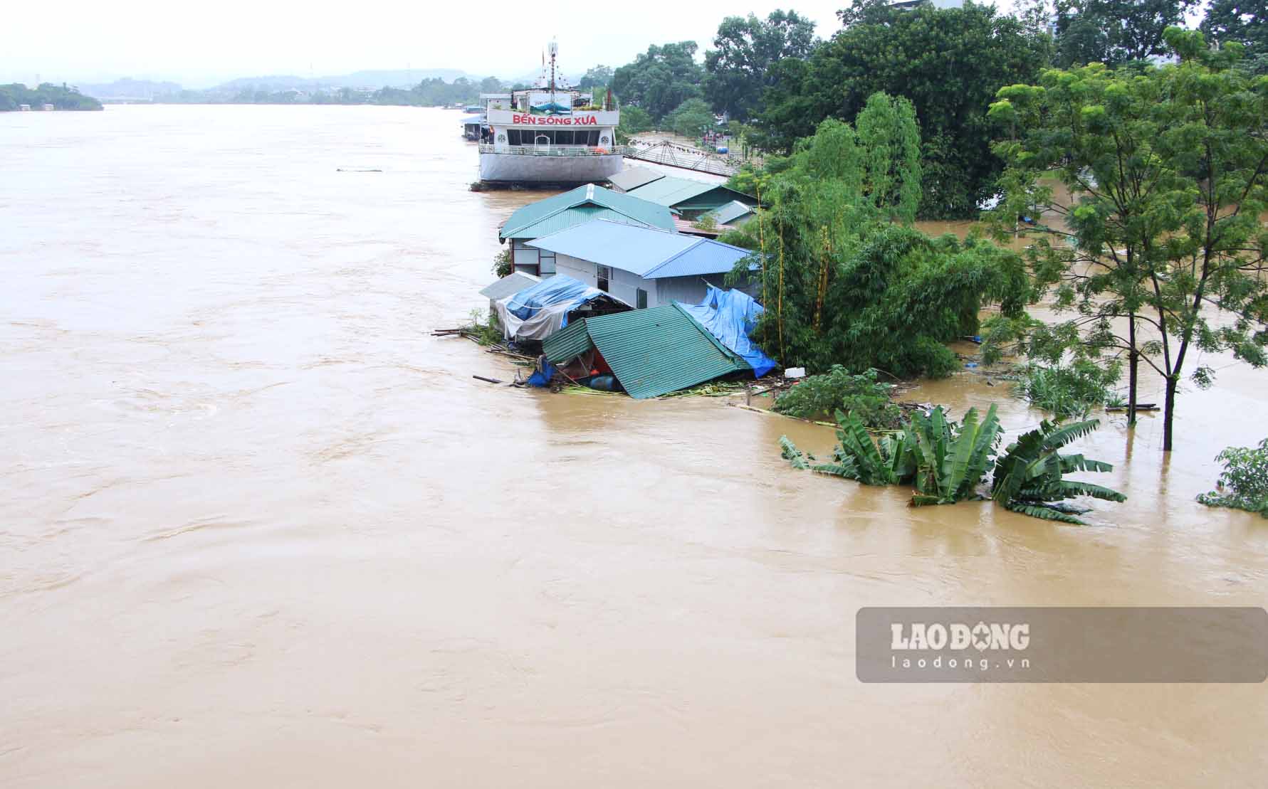 According to the Tuyen Quang Province Hydrometeorological Station, at 8:00 a.m. on September 10, the flood level of the Lo River through Tuyen Quang City reached 26.21m above alert level 3, an extremely dangerous level. This is also the biggest flood in nearly 20 years.