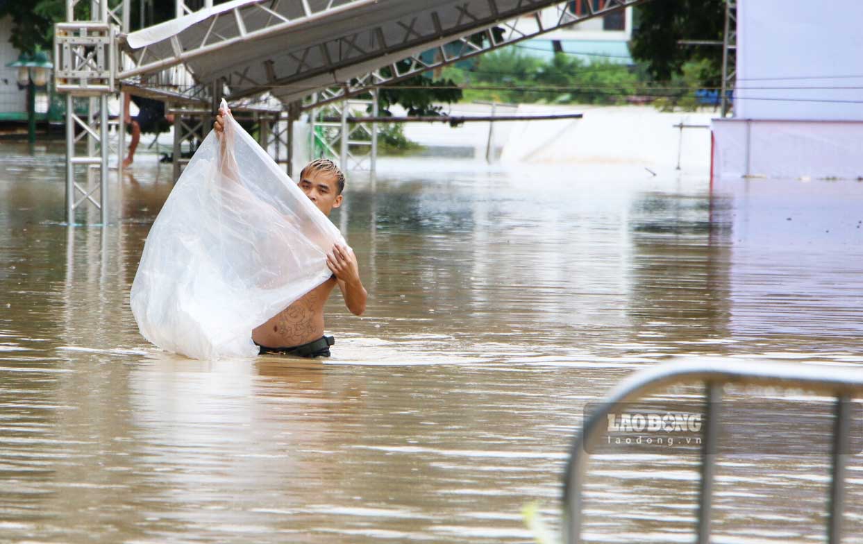 Many places in Tuyen Quang City have begun to be flooded. The Nguyen Tat Thanh Square area is over half-full of flood water.