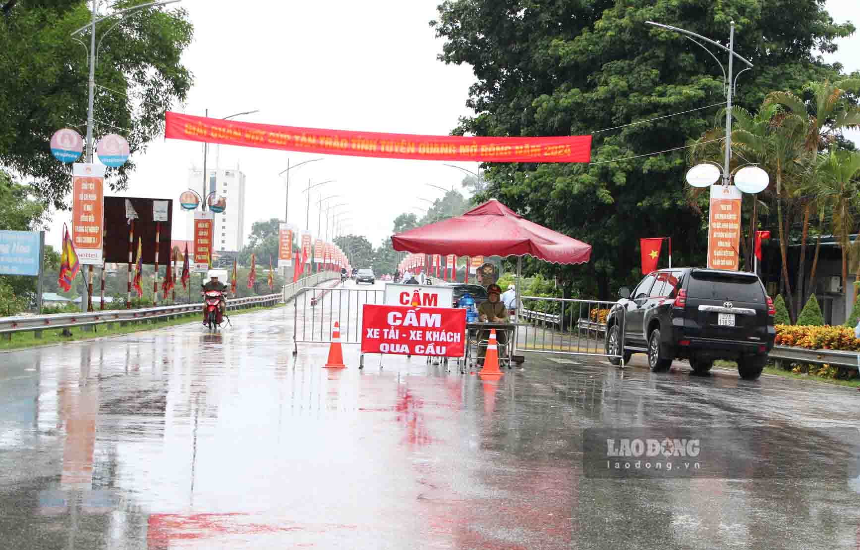 Nong Tien Bridge (Tuyen Quang City) across Lo River has temporarily banned trucks and passenger cars since the afternoon of September 9.