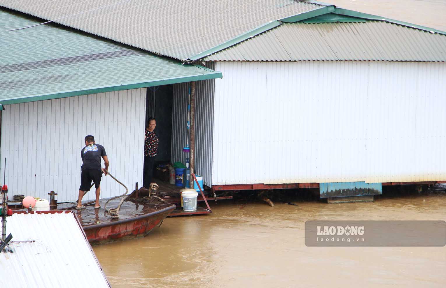 The Lo River water flows strongly and continues to rise, people strengthen the barriers against rafts and floating houses.