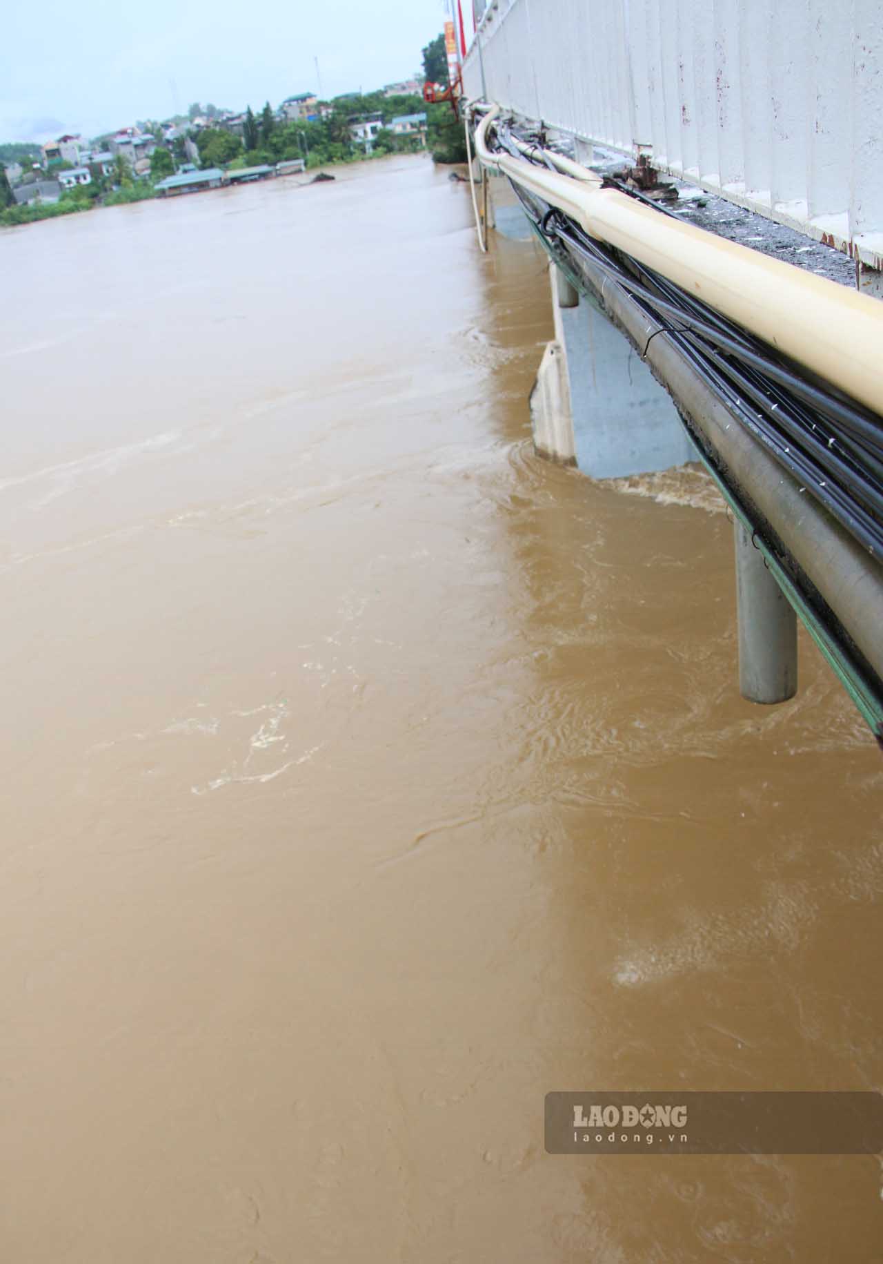 On the afternoon of September 9, Tuyen Quang Hydropower Plant opened all 8 bottom spillway gates, causing the water flow to the downstream of Gam River and Lo River to increase, the water flowed rapidly, and many areas were submerged in floodwaters.