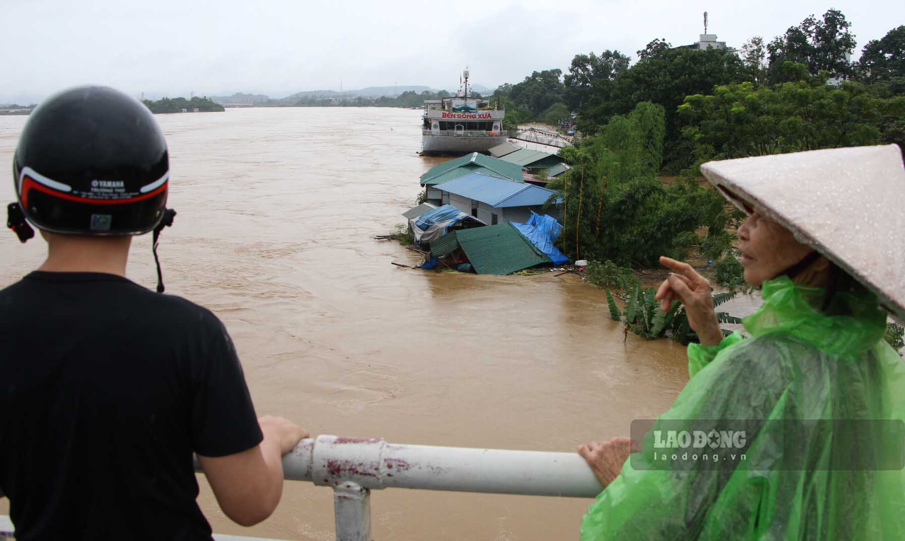 Ms. Le Thi Hoa (Minh Xuan ward) said: "Before 2005, Tuyen Quang city was flooded almost every year, but since the Tuyen Quang hydroelectric plant was built, it has not been flooded anymore. This year is also a historic flood, it has been nearly 20 years since there has been such a flood."