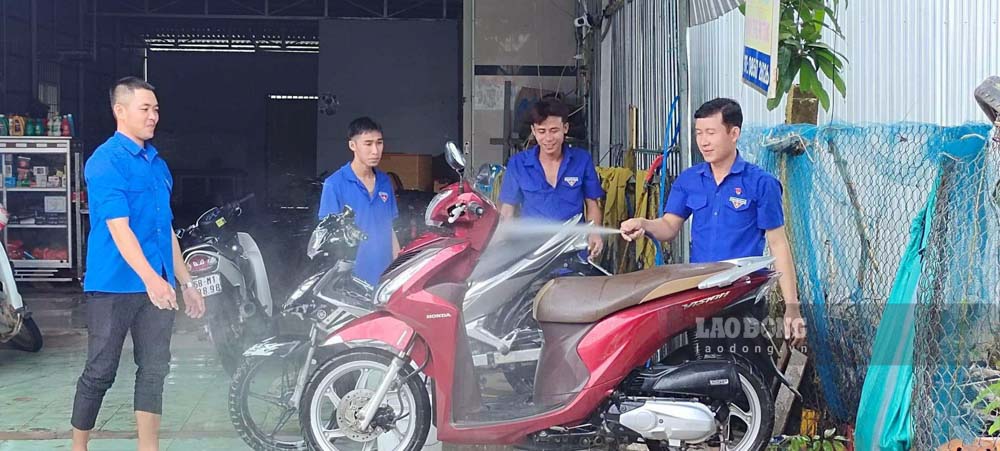 Đoàn viên, thanh niên tham gia rửa xe gây quỹ để tổ chức Tết Trung thu năm 2023. Ảnh: Diễm My