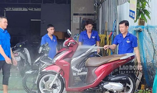 Đoàn viên, thanh niên tham gia rửa xe gây quỹ để tổ chức Tết Trung thu năm 2023. Ảnh: Diễm My