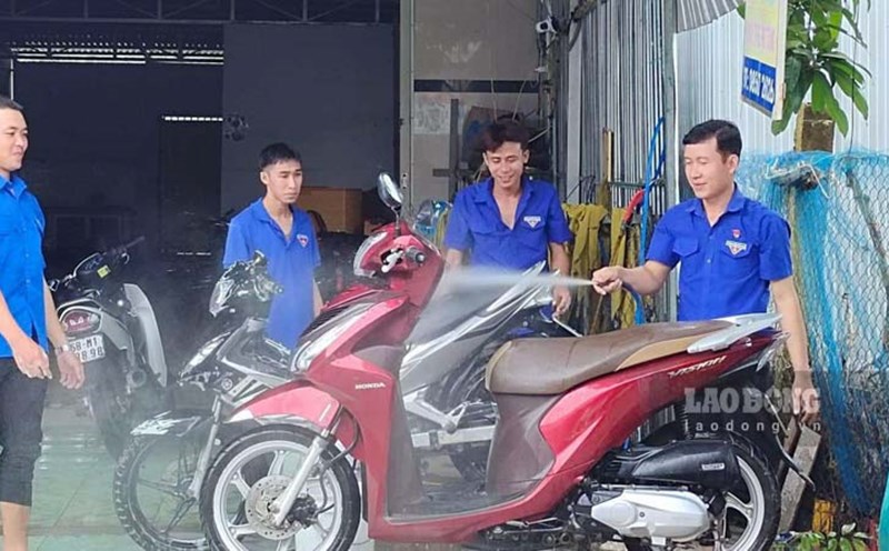 Đoàn viên, thanh niên tham gia rửa xe gây quỹ để tổ chức Tết Trung thu năm 2023. Ảnh: Diễm My
