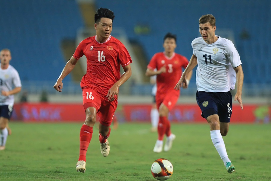 Center back Thanh Chung left his mark with a good performance in the match against Russia. Photo: Minh Dan