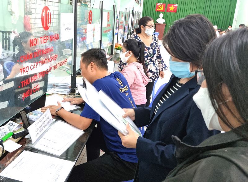 Người lao động làm thủ tục về trợ cấp thất nghiệp tại TPHCM. Ảnh: Nam Dương