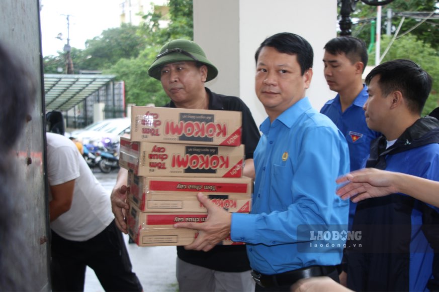 Mr. Vu Quang Dung - Chairman of Thai Nguyen Provincial Labor Federation is transporting supplies in Thai Nguyen City.