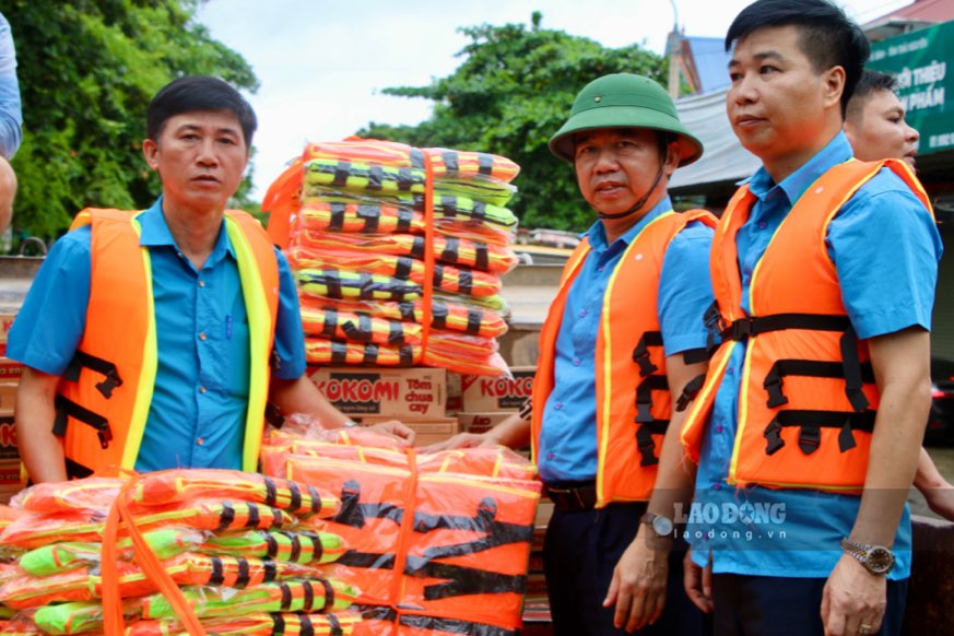 Đoàn công tác cứu trợ người dân vùng nước lũ ngập lụt do Phó Chủ tịch LĐLĐ tỉnh Thái Nguyên Đoàn Mạnh Dũng dẫn đầu. Ảnh: Việt Bắc.