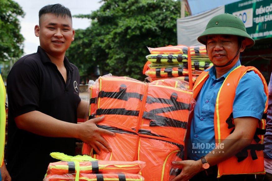 Đoàn công tác LĐLĐ tỉnh vận chuyển áo phao, nhu yếu phẩm cho người dân vùng bị ngập lụt.