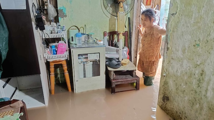 Người dân Hà Nội sinh hoạt khổ sở, phải nghỉ làm vì ngập lụt