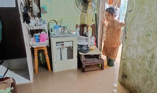 Người dân Hà Nội sinh hoạt khổ sở, phải nghỉ làm vì ngập lụt