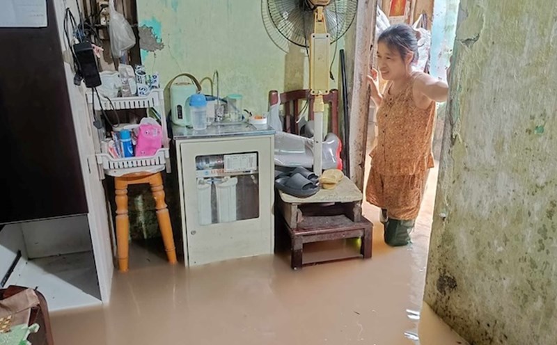 Người dân Hà Nội sinh hoạt khổ sở, phải nghỉ làm vì ngập lụt