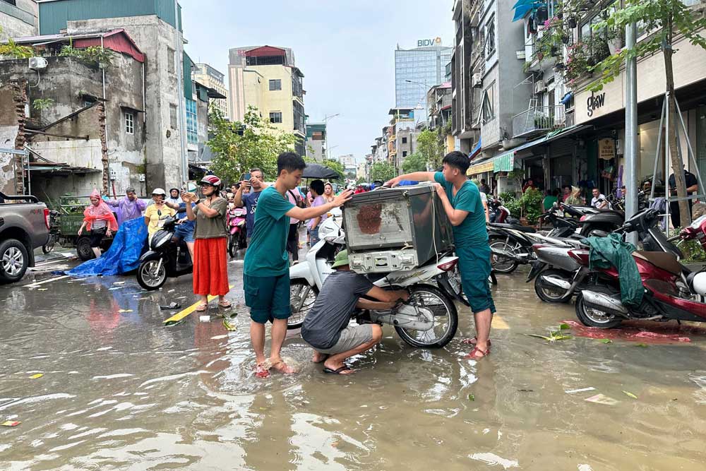 Người dân sinh sống xung quanh khu vực này cũng nhanh chóng vận chuyển tài sản lên chỗ cao hơn.