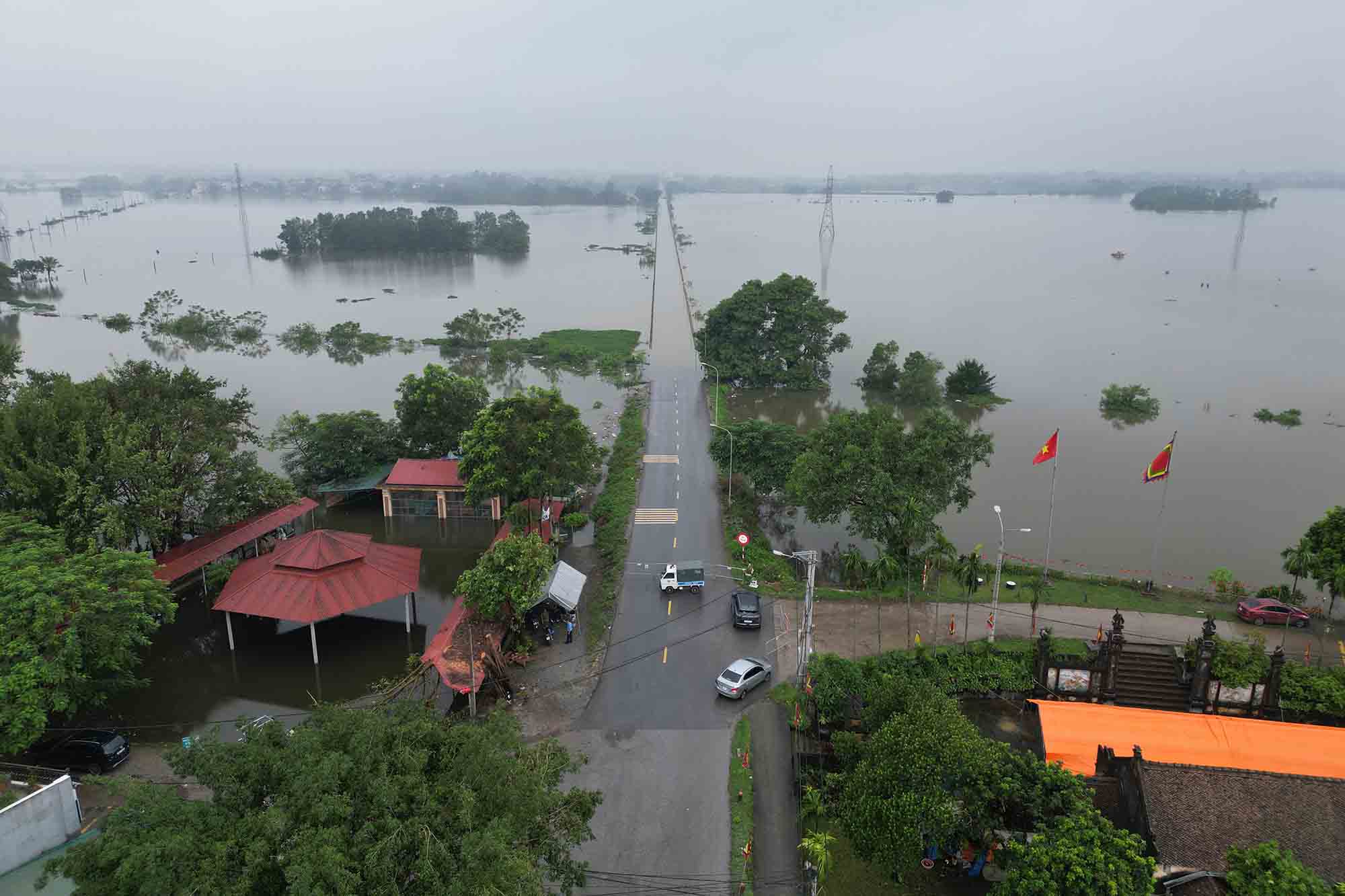 Con đường ở huyện Quốc Oai, Hà Nội chìm trong biển nước. Ảnh: Hữu Chánh
