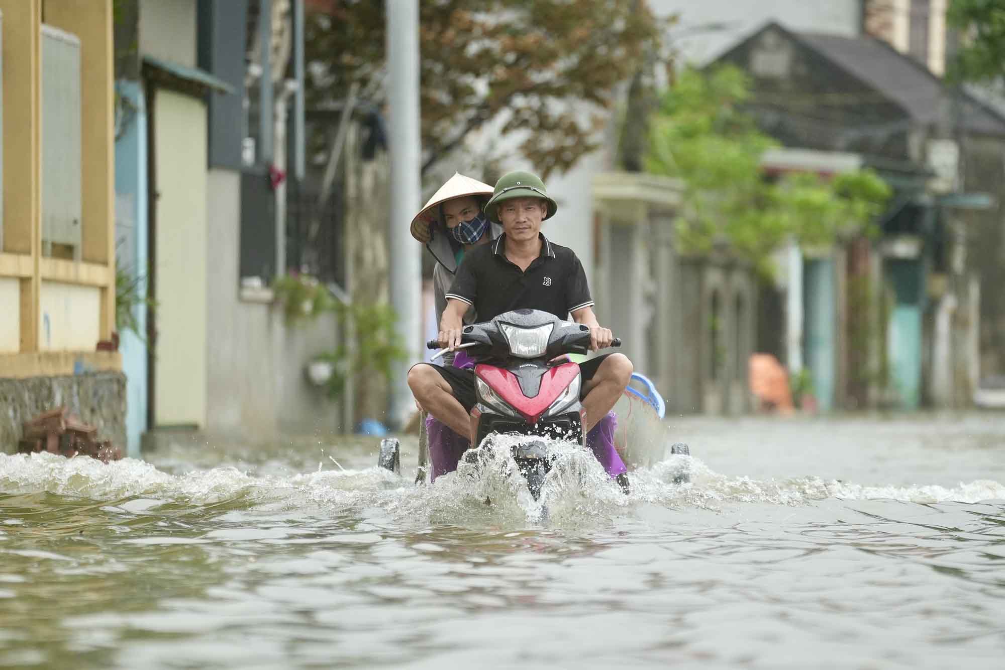 Toàn bộ các tuyến đường quanh xóm Bến Vôi đều đã bị ngập. Ảnh: Hữu Chánh