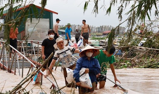 Huyện Nam Sách, Hải Dương di dời 800 người khỏi khu vực bị ảnh hưởng nước lũ. Ảnh: Đài Nam Sách