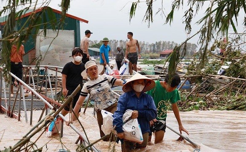 Huyện Nam Sách, Hải Dương di dời 800 người khỏi khu vực bị ảnh hưởng nước lũ. Ảnh: Đài Nam Sách