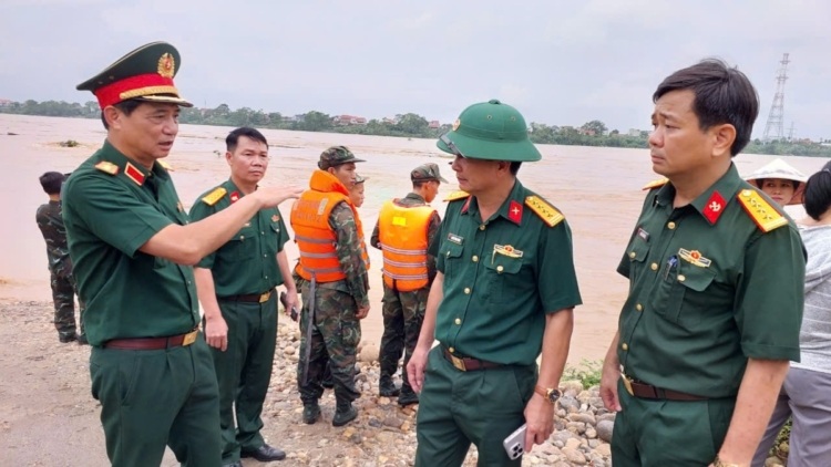 Trung tướng Phạm Hồng Chương - Tư lệnh Quân khu 2 chỉ đạo các lực lượng triển khai công tác tìm kiếm, khắc phục hậu quả sập cầu Phong Châu. Ảnh: VGP