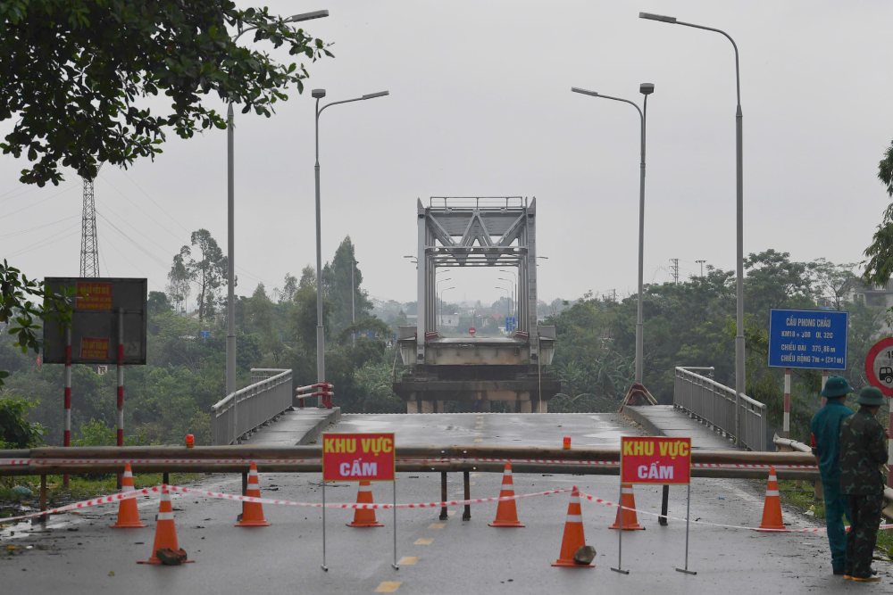 Cầu Phong Châu (Phú Thọ) bị sập khiến việc di chuyển, đi lại của người dân gặp khó khăn. Ảnh: Cục Tuyên huấn/Bộ Quốc phòng
