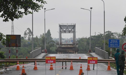 Cầu Phong Châu (Phú Thọ) bị sập khiến việc di chuyển, đi lại của người dân gặp khó khăn. Ảnh: Cục Tuyên huấn/Bộ Quốc phòng