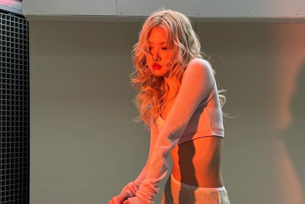 Rosé (BLACKPINK) ấn tượng với kiểu tóc xoăn lọn gợi cảm, nữ tính. Ảnh: Xinhua