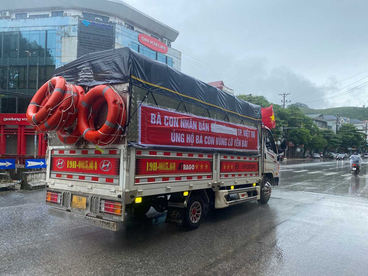 Trucks carrying relief supplies from Phu Tho people to support Yen Bai. Photo: Tran Bui