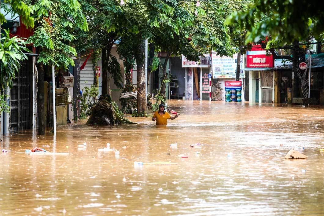 Many roads in Yen Bai City are still deeply flooded. Photo: Tran Bui