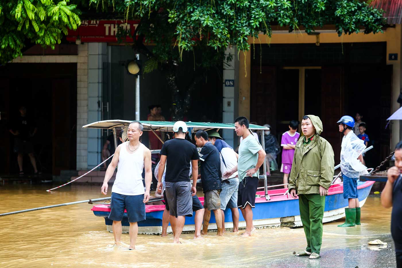 Authorities coordinated with donors to send boats to rescue people. Photo: Tran Bui