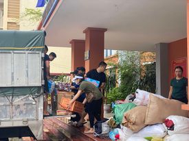 Relief distribution point in Dong Tam ward, Yen Bai city. Photo: Vu Bao