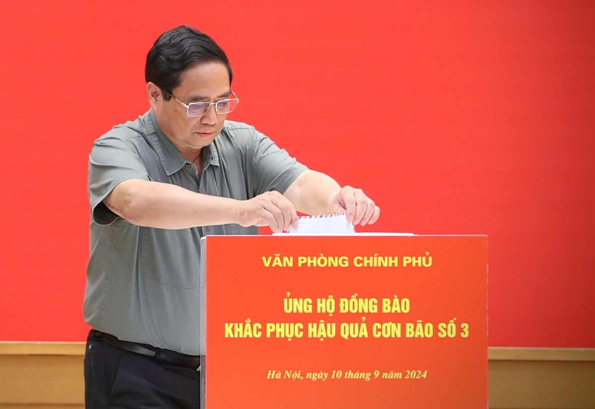 Prime Minister Pham Minh Chinh participates in collecting donations to support people affected by storm No. 3. Photo: Nhat Bac