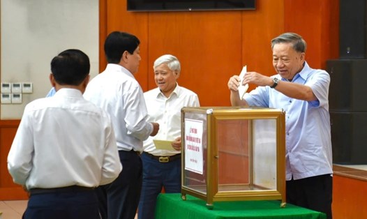 Tổng Bí thư, Chủ tịch nước Tô Lâm trực tiếp ủng hộ đồng bào bị thiệt hại do cơn bão số 3 gây ra. Ảnh: TTXVN
