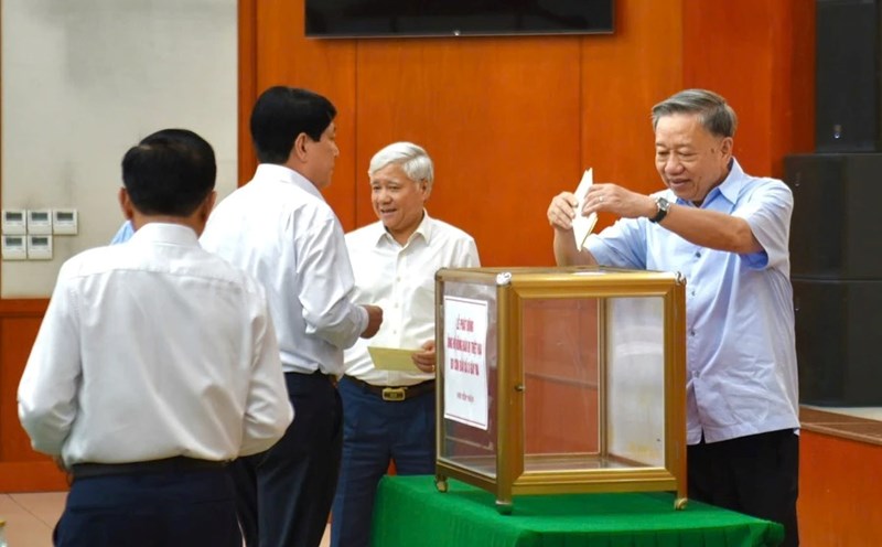 Tổng Bí thư, Chủ tịch nước Tô Lâm trực tiếp ủng hộ đồng bào bị thiệt hại do cơn bão số 3 gây ra. Ảnh: TTXVN