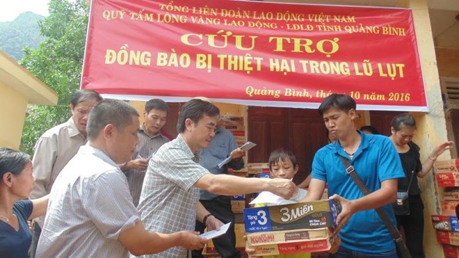 Cứu trợ sau bão, lũ là hoạt động thường xuyên của Quỹ XHTT Tấm lòng Vàng. Ảnh Phi Long