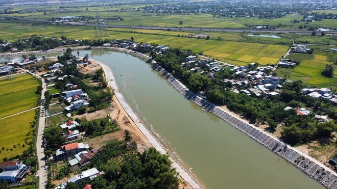 Da Nang builds nearly 13,000 meters of embankment to prevent landslides on rivers. Photo: Nguyen Linh