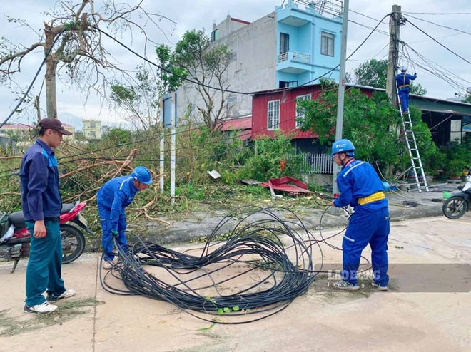 Telecommunications forces urgently repaired communication lines. Photo: Thu Bau