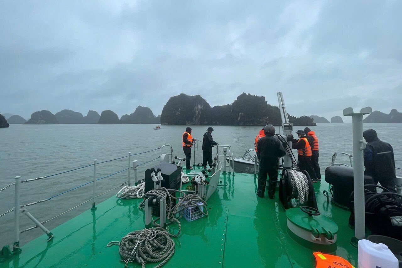 Ship 285 received the victim's body to bring it to the port of Squadron 2, Quang Ninh Border Guard handed over according to regulations.