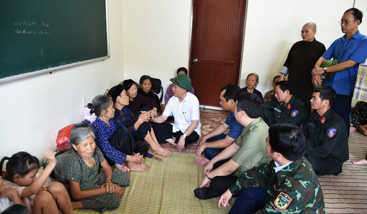 Phó Thủ tướng Hồ Đức Phớc thăm hỏi người dân tại nơi sơ tán do mưa lũ ở Thái Nguyên. Ảnh: VGP.