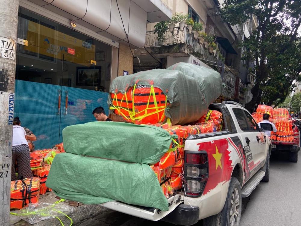 Singer Hoang Thuy Linh shared a photo of a convoy of vehicles carrying life jackets and essential supplies to support people in Lang Son. Photo: Facebook character