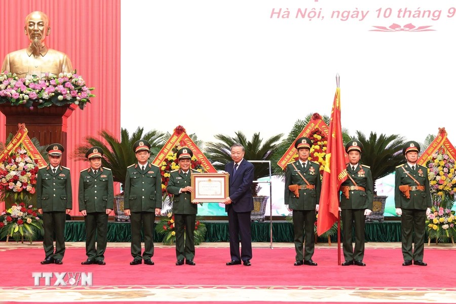 General Secretary and President To Lam presents the Ho Chi Minh Medal to the General Department of Engineering. Photo: Lam Khanh/VNA