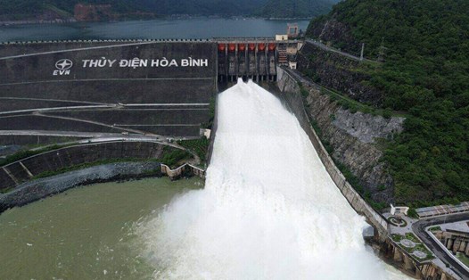 Thủy điện Hòa Bình đóng 1 cửa xả lũ. Ảnh: Minh Nguyễn