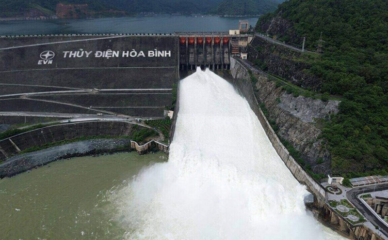 Thủy điện Hòa Bình đóng 1 cửa xả lũ. Ảnh: Minh Nguyễn